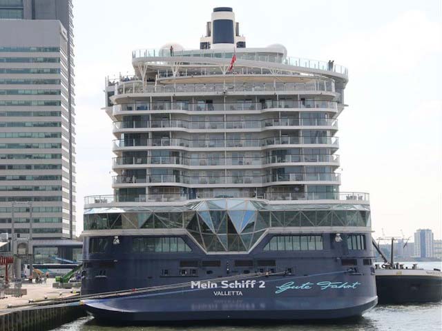 Mein Schiff 2 aan de Cruise Terminal Rotterdam